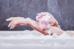 درحال شستشوی دست با صابون خامه‌ای